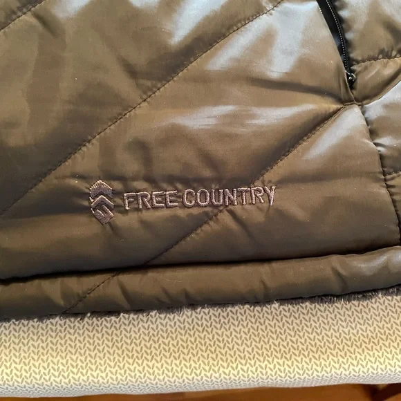 NWOT - Women’s Free Country Black Quilted Puffer Vest - Reversible - Picture 8 of 8